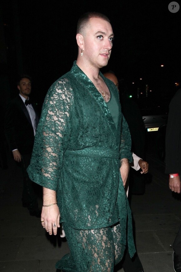 Exclusif - Sam Smith danse dans la rue à la sortie de la soirée Attitude Magazine Awards 2019 à Londres, le 9 octobre 2019