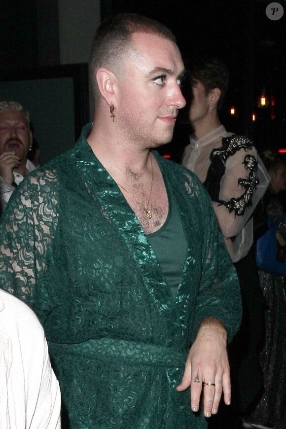 Exclusif - Sam Smith danse dans la rue à la sortie de la soirée Attitude Magazine Awards 2019 à Londres, le 9 octobre 2019