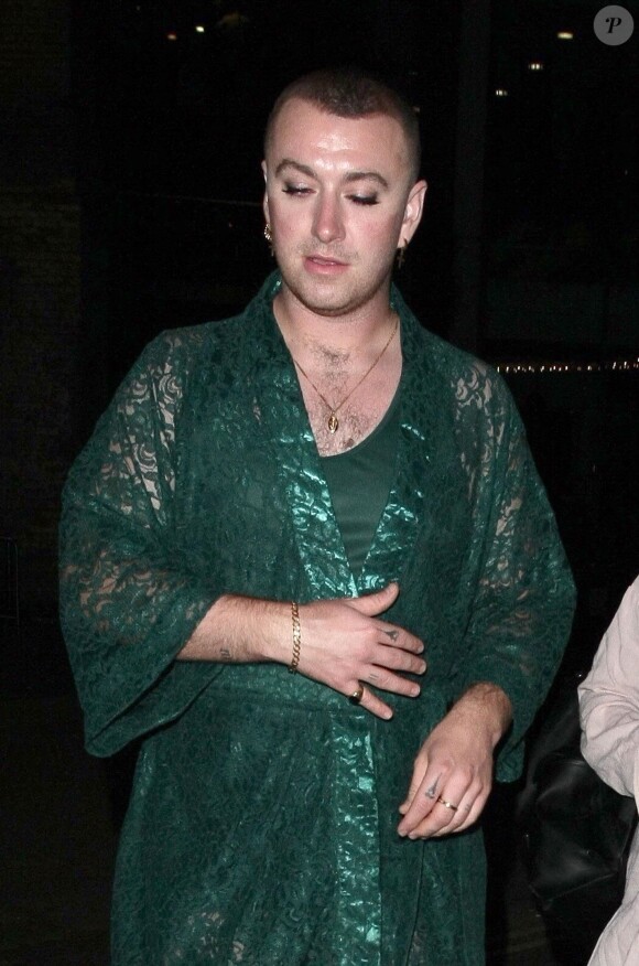 Exclusif - Sam Smith danse dans la rue à la sortie de la soirée Attitude Magazine Awards 2019 à Londres, le 9 octobre 2019