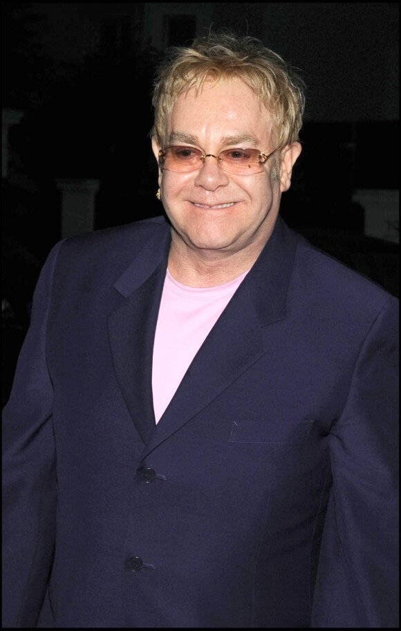 Elton John arrive aux fiançailles d'Uma Thurman et Arpad Busson, Londres. Le 1er juillet 2008.