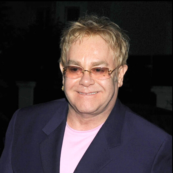 Elton John arrive aux fiançailles d'Uma Thurman et Arpad Busson, Londres. Le 1er juillet 2008.