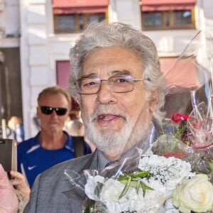 Plácido Domingo est accueilli par ses fans à son arrivée à l'opéra de Vienne. Le 28 mai 2018.