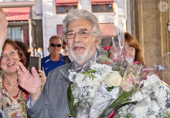 Plácido Domingo est accueilli par ses fans à son arrivée à l'opéra de Vienne. Le 28 mai 2018.