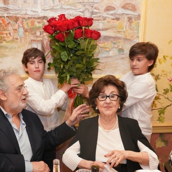 Exclusif - Plácido Domingo et sa femme Marta ont fêté leur 57e anniversaire de mariage à Vérone, entourés de leur famille et leurs amis. Le 3 août 2019.