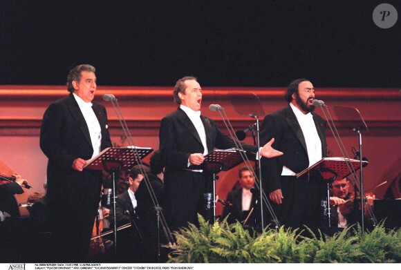 Plácido Domingo, Jose Carreras et Luciano Pavarotti en concert à la Tour Eiffel en 1998.