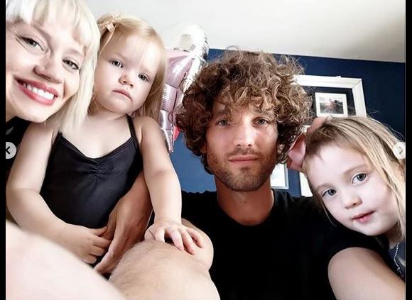 Kimberly Wyatt, Max Rogers et leurs deux filles Maple et Willow. Août 2019.