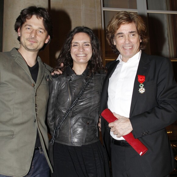 Jean-Michel Jarre décoré en compagnie de sa fille Emilie Jarre et son frère Barnaby Southcombe au palais de l'Elysée, le 14 mars 2012.