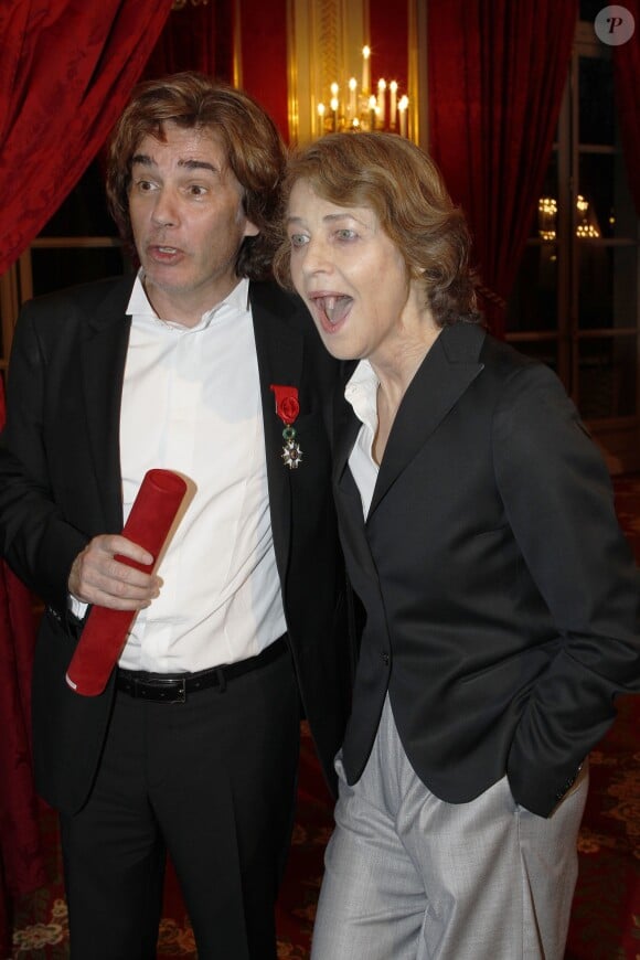 Jean-Micchel Jarre décoré en compagnie de Charlotte Rampling au palais de l'Elysée, le 14 mars 2012.