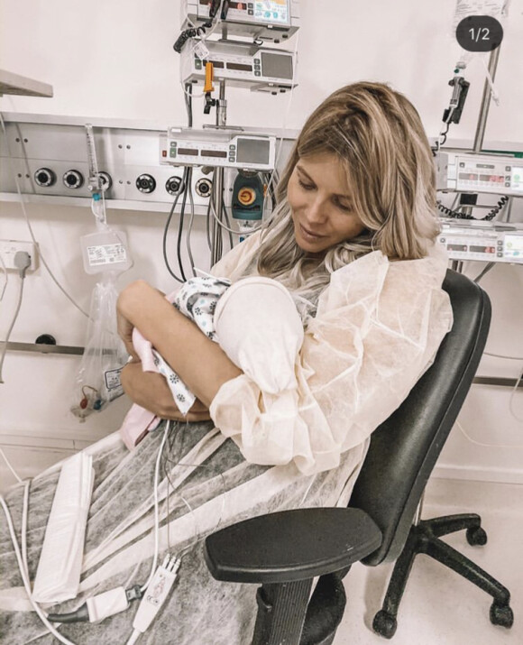 Jessica Thivenin et Thibault Garcia ont enfin pu tenir leur bébé Maylone dans les bras. Le 17 octobre 2019.