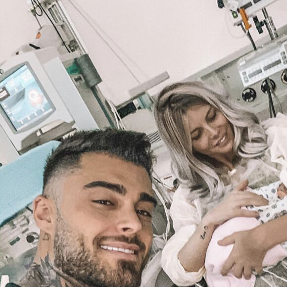 Jessica Thivenin et Thibault Garcia ont enfin pu tenir leur bébé Maylone dans les bras. Le 17 octobre 2019.