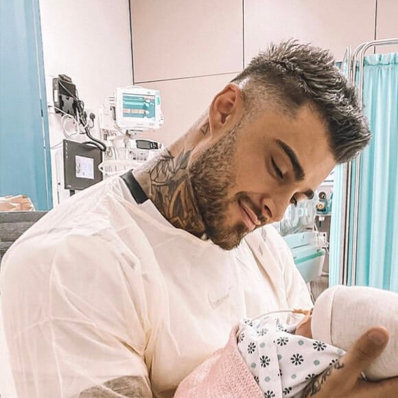 Jessica Thivenin et Thibault Garcia ont enfin pu tenir leur bébé Maylone dans les bras. Le 17 octobre 2019.