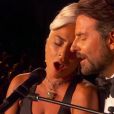 Lady Gaga et Bradley Cooper interprètent la chanson "Shallow" sur la scène de la 9e cérémonie des Oscars 2019 au théâtre Dolby à Los Angeles, le 24 février 2019.