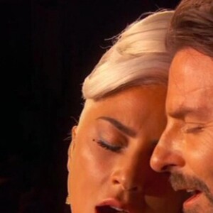 Lady Gaga et Bradley Cooper interprètent la chanson "Shallow" sur la scène de la 9e cérémonie des Oscars 2019 au théâtre Dolby à Los Angeles, le 24 février 2019.
