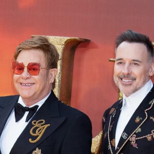 Elton John et son mari David Furnish à la première du film "Le Roi Lion" au cinéma Odeon Luxe Leicester Square à Londres, le 14 juillet 2019.