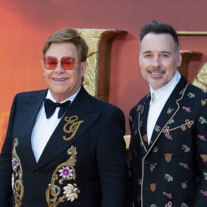 Elton John et son mari David Furnish à la première du film "Le Roi Lion" au cinéma Odeon Luxe Leicester Square à Londres, le 14 juillet 2019.