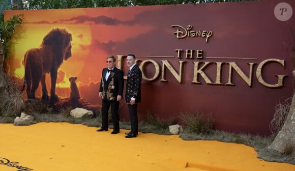 Elton John et son mari David Furnish à la première du film "Le Roi Lion" au cinéma Odeon Luxe Leicester Square à Londres, le 14 juillet 2019.