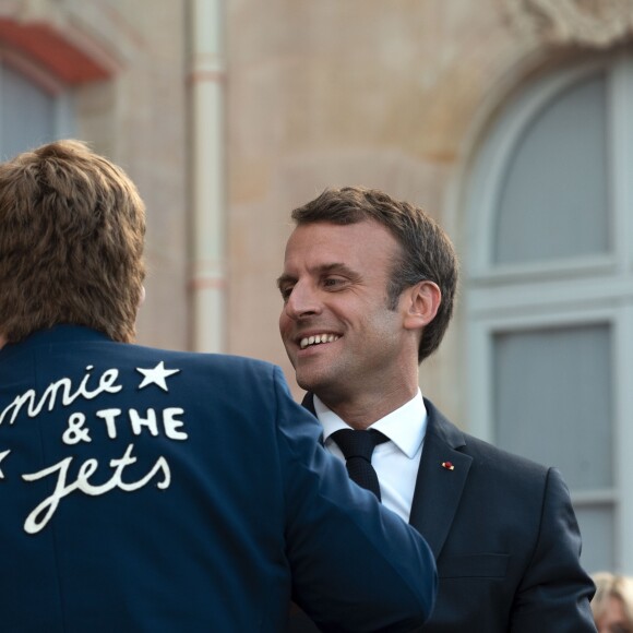 Elton John, Emmanuel Macron, président de la République - Après avoir remis la légion d'honneur à E.John, E.Macron lance en présence de la star la Fête de la Musique au Palais de l'Elysée. Pour l'occasion la cours est ouverte au public et des groupes de musique exclusivement féminins ont été invités. Un appel à la mobilisation internationale pour accroître les fonds de la lutte contre le sida, le paludisme et la tuberculose a également été lancé au cours de l'évènement. Paris, le 21 juin 2019. © Xavier Popy / Pool / Bestimage