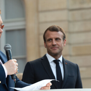 Elton John, Emmanuel Macron, président de la République - Après avoir remis la légion d'honneur à E.John, E.Macron lance en présence de la star la Fête de la Musique au Palais de l'Elysée. Pour l'occasion la cours est ouverte au public et des groupes de musique exclusivement féminins ont été invités. Un appel à la mobilisation internationale pour accroître les fonds de la lutte contre le sida, le paludisme et la tuberculose a également été lancé au cours de l'évènement. Paris, le 21 juin 2019. © Xavier Popy / Pool / Bestimage