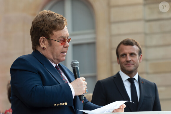 Elton John, Emmanuel Macron, président de la République - Après avoir remis la légion d'honneur à E.John, E.Macron lance en présence de la star la Fête de la Musique au Palais de l'Elysée. Pour l'occasion la cours est ouverte au public et des groupes de musique exclusivement féminins ont été invités. Un appel à la mobilisation internationale pour accroître les fonds de la lutte contre le sida, le paludisme et la tuberculose a également été lancé au cours de l'évènement. Paris, le 21 juin 2019. © Xavier Popy / Pool / Bestimage
