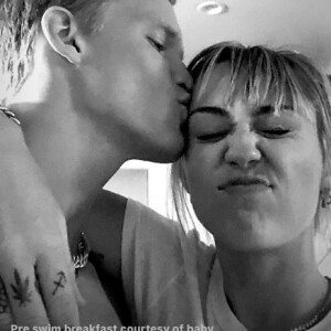 Miley Cyrus et Cody Simpson sur Instagram (Octobre 2019).