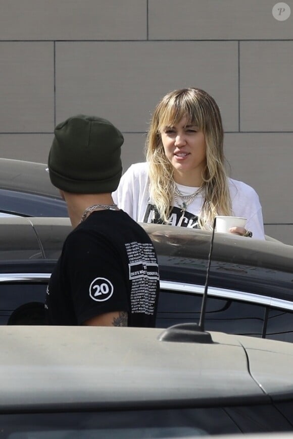 Miley Cyrus et son compagnon Cody Simpson dans les rues de Los Angeles Le 19 octobre 2019.