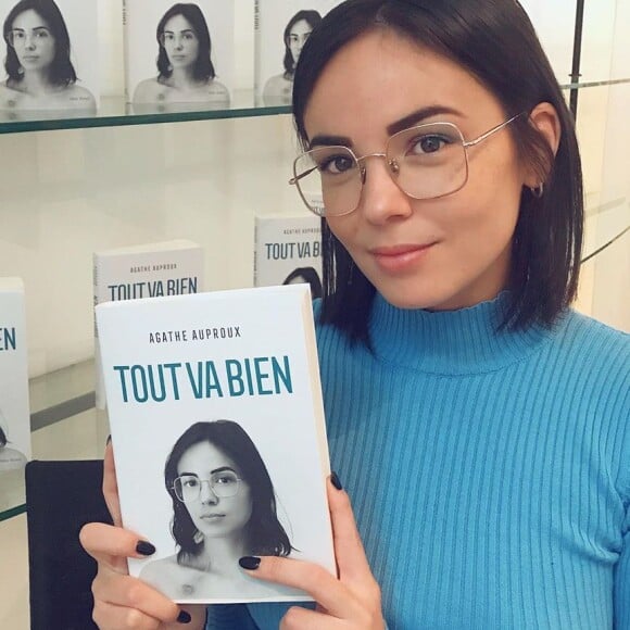 Agathe Auproux pose avec son livre "Tout va bien", sur Instagram, le 10 octobre 2019