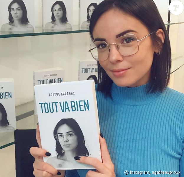 Agathe Auproux pose avec son livre "Tout va bien", sur Instagram, le 10 octobre 2019