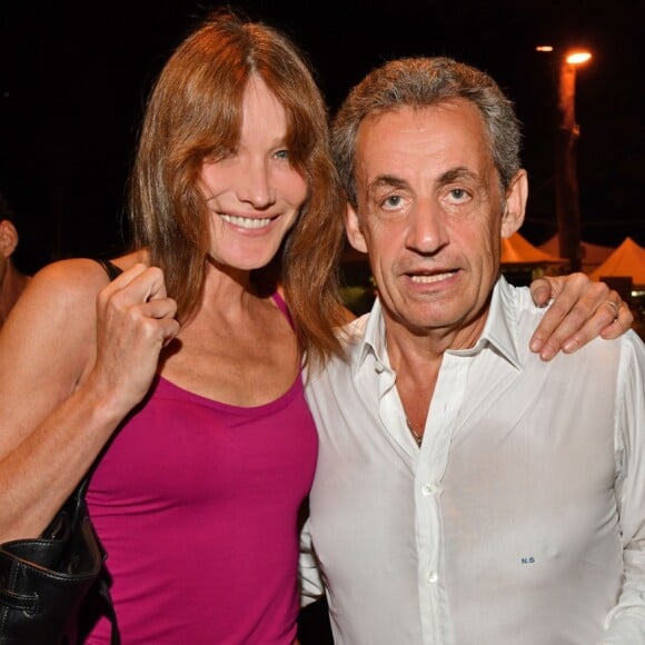 Exclusif - Carla Bruni-Sarkozy pose avec son mari Nicolas Sarkozy après son concert lors du 58ème festival "Jazz à Juan" à Juan-les-Pins le 17 juillet 2018. © Bruno Bebert/Bestimage