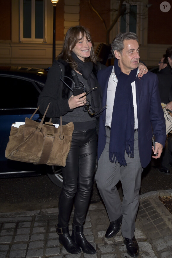 Carla Bruni quitte la salle de concert ou elle se produisait et rentre à son hôtel avec son mari Nicolas Sarkozy à Madrid le 10 janvier 2018.