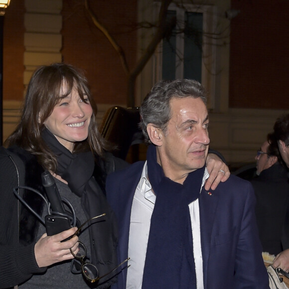 Carla Bruni quitte la salle de concert ou elle se produisait et rentre à son hôtel avec son mari Nicolas Sarkozy à Madrid le 10 janvier 2018.