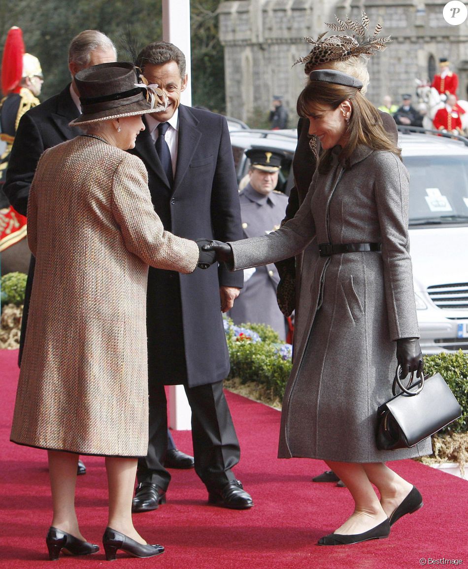  Visite officielle de Nicolas Sarkozy et de son épouse Carla Bruni-Sarkozy au Royauen-Uni- Arrivée au château de Windsor le 26 mars 2008 et rencontre avec la reine Elizabeth. 
  