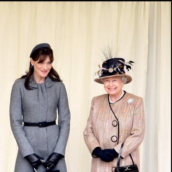 Visite officielle de Nicolas Sarkozy et de son épouse Carla Bruni-Sarkozy au Royauen-Uni- Arrivée au château de Windsor le 26 mars 2008 et rencontre avec la reine Elizabeth et son mari le duc d'Edimbourg, le prince Philip.