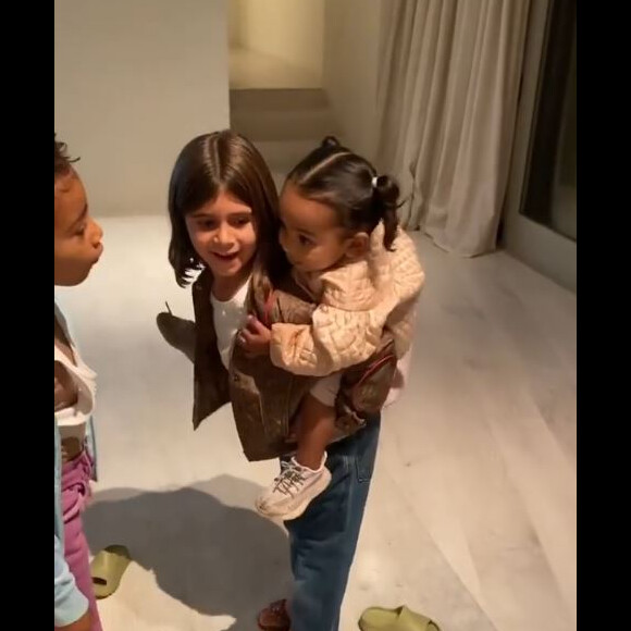North West, sa petite soeur Chicago West (à droite) et leur cousine Penelope (au milieu) à la soirée d'anniversaire de Kim Kardashian (39 ans). Hidden Hills, Los Angeles, le 21 octobre 2019.