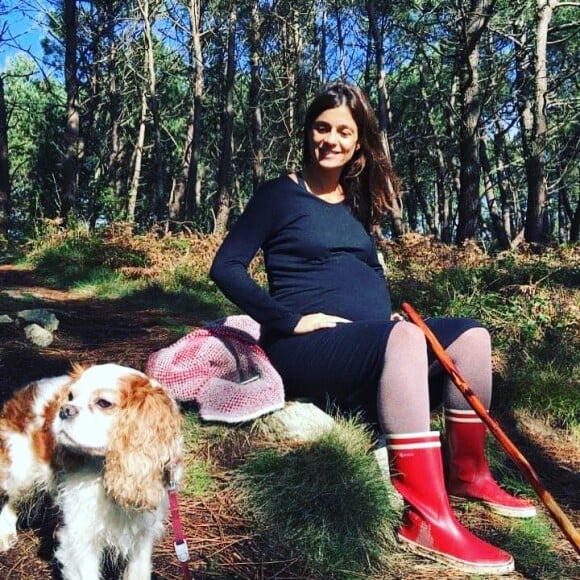 Tania Young met en avant son baby bump sur Instagram, le 16 octobre 2019