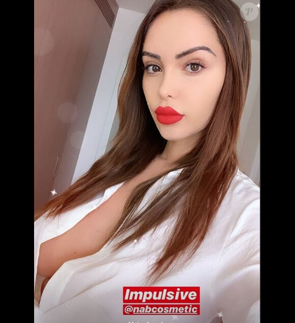 Nabilla ose la robe maxi décolleté pendant sa grossesse.