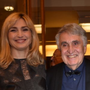 Jean-Loup Arnaud (Président du comité de Paris de la Ligue Contre le Cancer) avec François Hollande et sa compagne Julie Gayet - 27e Gala de l'Espoir de la Ligue contre le cancer au Théâtre des Champs-Elysées à Paris, le 22 octobre 2019. © Giancarlo Gorassini/Bestimage