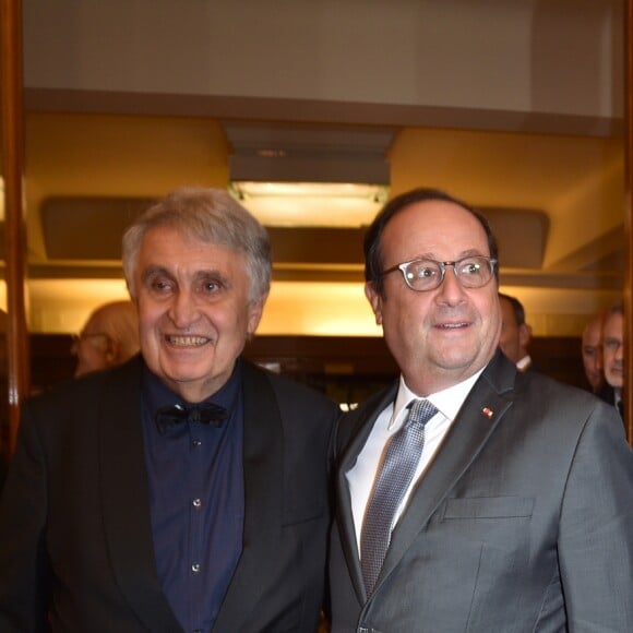 Jean-Loup Arnaud (Président du comité de Paris de la Ligue Contre le Cancer) avec François Hollande et sa compagne Julie Gayet - 27e Gala de l'Espoir de la Ligue contre le cancer au Théâtre des Champs-Elysées à Paris, le 22 octobre 2019. © Giancarlo Gorassini/Bestimage