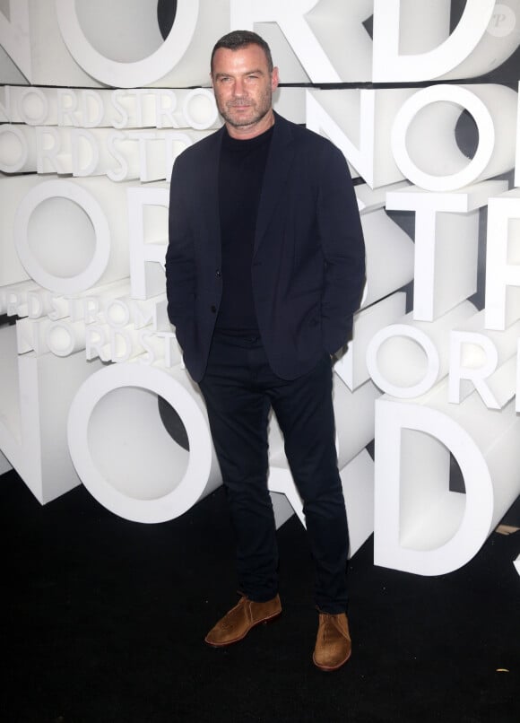 Liev Schreiber assiste à la soirée d'ouverture du nouveau magasin de la chaîne Nordstrom à New York, le 22 octobre 2019.