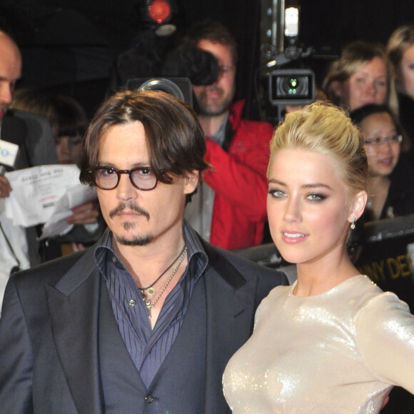 Amber Heard et Johnny Depp se montrent disponibles pour leurs fans alors qu'ils arrivent à l'Odeon Kensington de Londres pour la première britaannique du film The Rum Diary, le 3 novembre 2011.