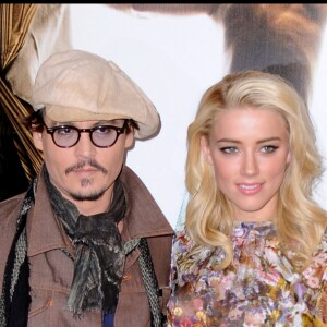 Johnny Depp et Amber Heard au photocall du film "Rhum Express" à Paris le 8 novembre 2011.