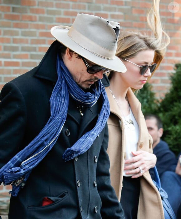 Johnny Depp et sa fiancée Amber Heard quittent leur hôtel main dans la main à New York, le 22 mars 2014.