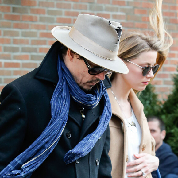Johnny Depp et sa fiancée Amber Heard quittent leur hôtel main dans la main à New York, le 22 mars 2014.