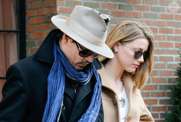 Johnny Depp et sa fiancée Amber Heard quittent leur hôtel main dans la main à New York, le 22 mars 2014.