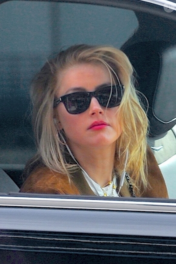 Amber Heard arrive à l'aéroport JFK à New York, le 13 octobre 2019. Elle porte un sac Yves Saint Laurent.