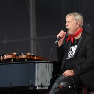 Renaud chante lors du 3ème jour de la Fête de l'Humanité à la Courneuve le 17 septembre 2017.