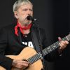 Renaud chante lors du 3ème jour de la Fête de l'Humanité à la Courneuve le 17 septembre 2017.