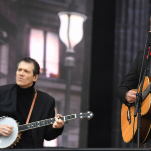 Renaud chante lors du 3ème jour de la Fête de l'Humanité à la Courneuve le 17 septembre 2017.