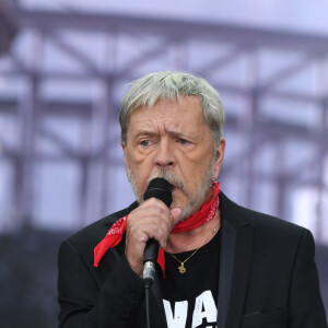 Renaud chante lors du 3ème jour de la Fête de l'Humanité à la Courneuve le 17 septembre 2017.