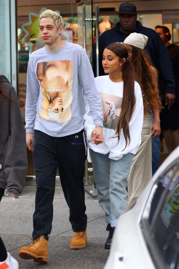 Séparation - Ariana Grande et Pete Davidson se séparent - Exclusif - Ariana Grande et son fiancé Pete Davidson ont été aperçus dans les rues de New York. Le couple a fait un arrêt shopping dans le magasin Target après avoir quitté les studios de N. Minaj et M. Strahan, le 21 aout 2018.