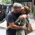 Exclusif - Alec Baldwin et sa femme Hilaria s'embrassent au milieu d'un passage piéton dans les rues de New York.
